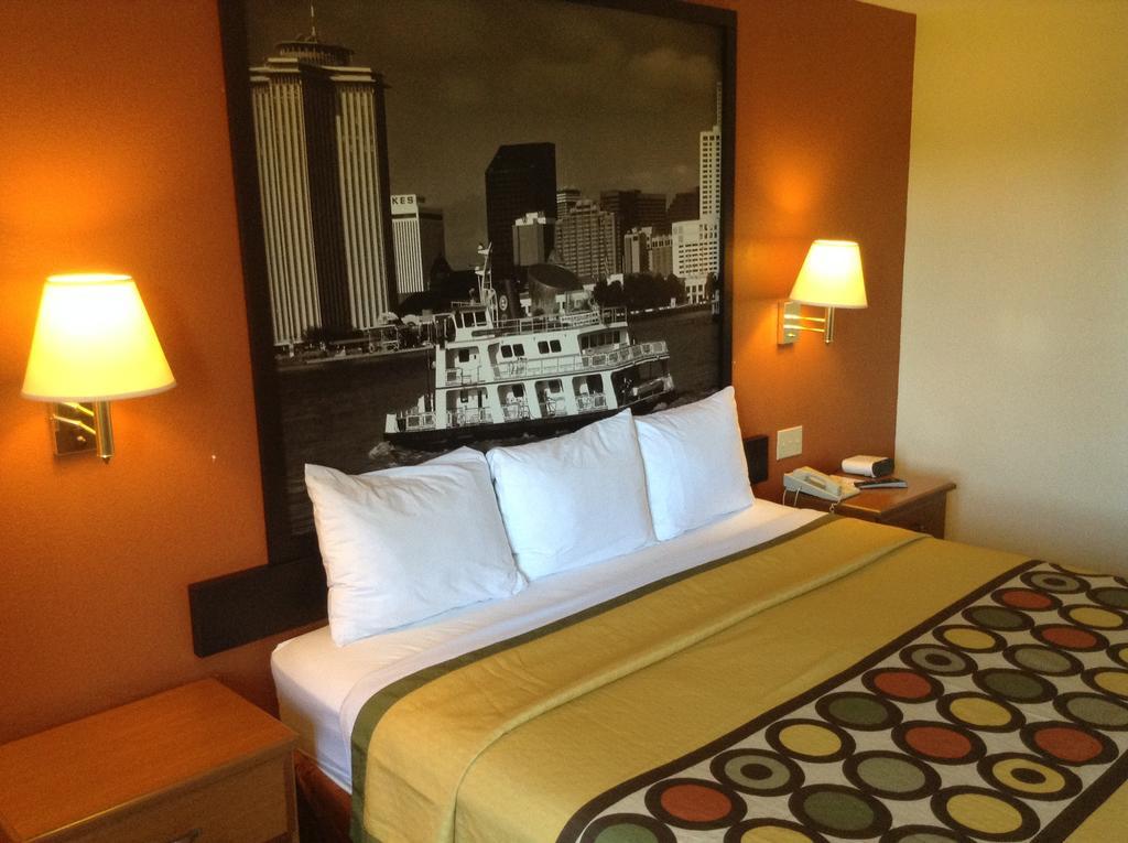 Super 8 By Wyndham Hotel New Orleans